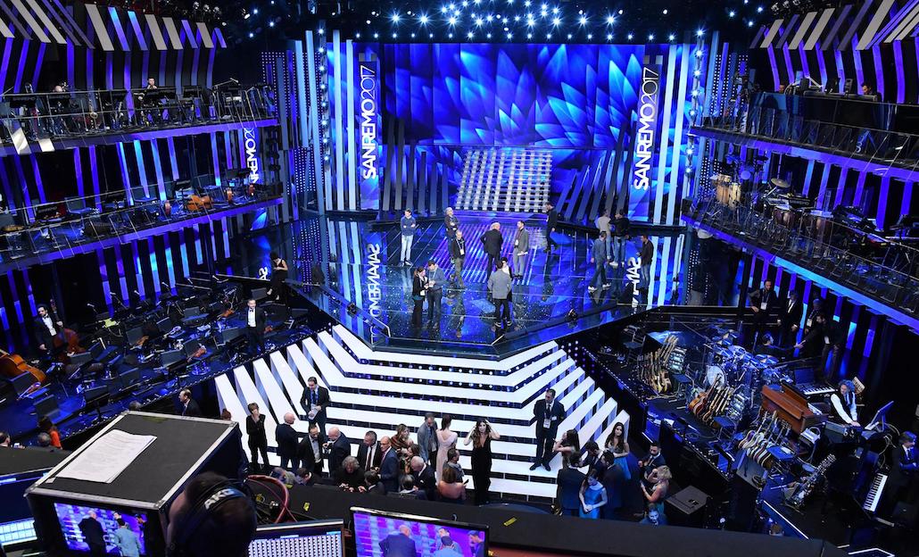 Sanremo 2017: Crozza attacca Renzi, Virginia Raffaele si trasforma nella Milo