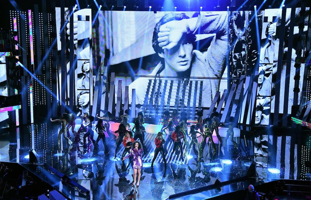 Sanremo 2017: Crozza attacca Renzi, Virginia Raffaele si trasforma nella Milo