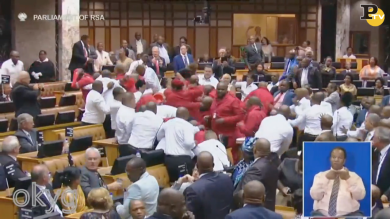 Sudafrica: rissa in Parlamento | video