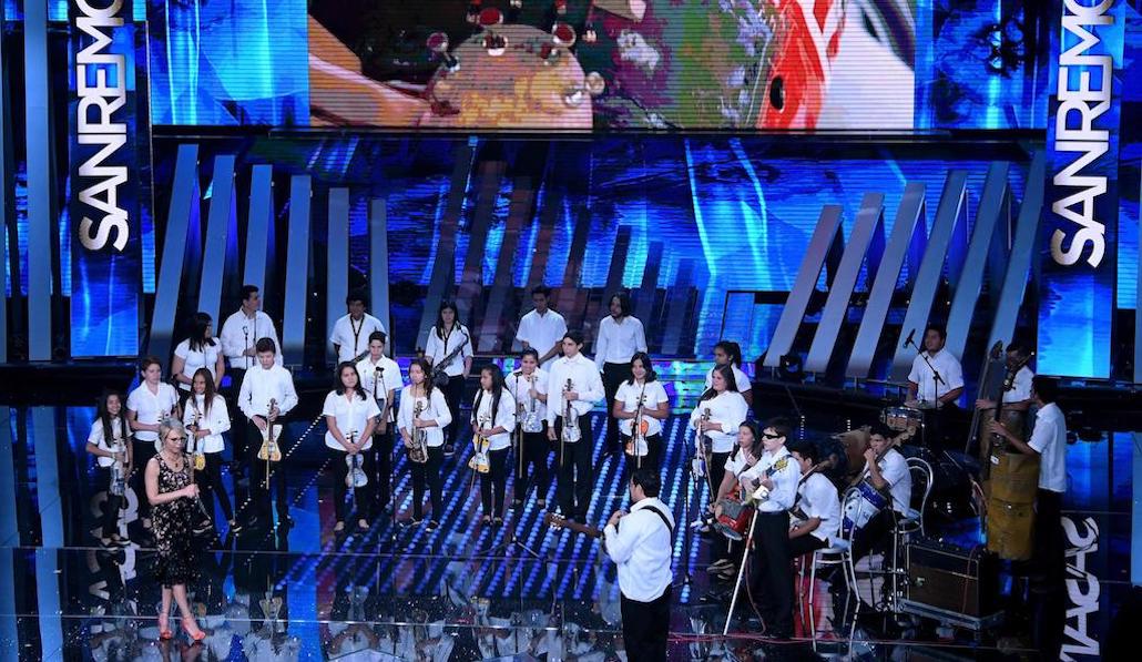 Sanremo 2017: Crozza fa Bergoglio, Mika contro le discriminazioni