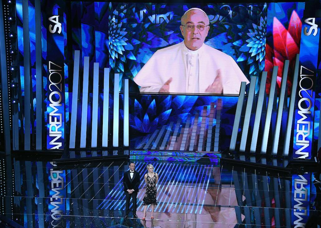 Sanremo 2017: Crozza fa Bergoglio, Mika contro le discriminazioni