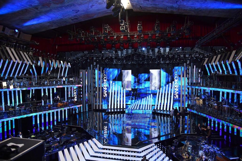 Sanremo 2017: Totti show al Festival, Robbie Williams bacia la De Filippi