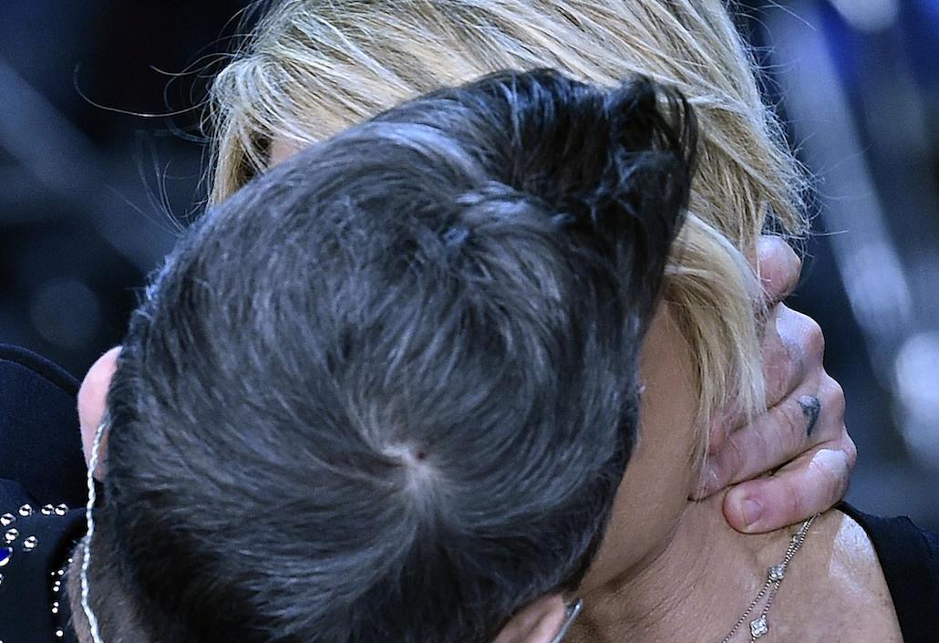 Sanremo 2017: Totti show al Festival, Robbie Williams bacia la De Filippi