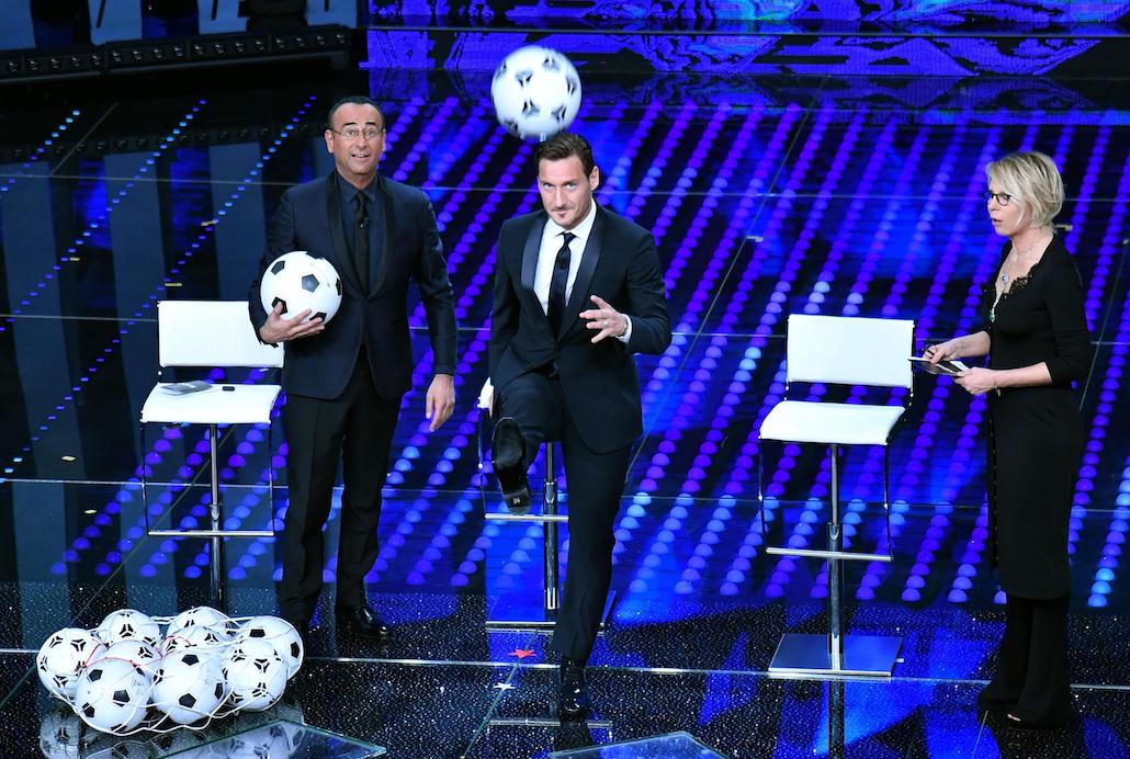 Sanremo 2017: Totti show al Festival, Robbie Williams bacia la De Filippi