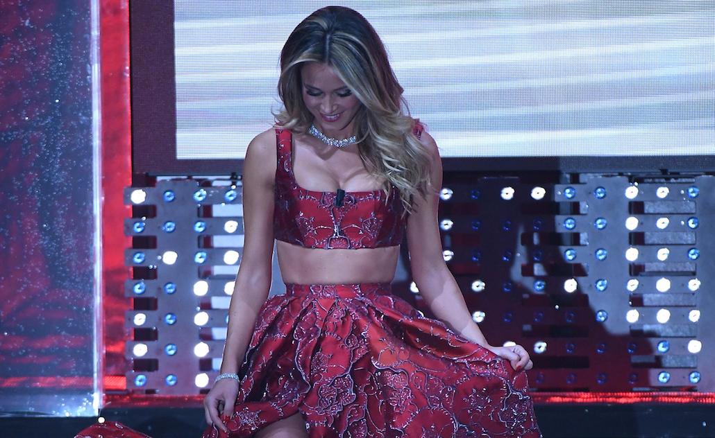 Sanremo 2017: scoppia la polemica per l’abito della Leotta, la Balivo si scusa