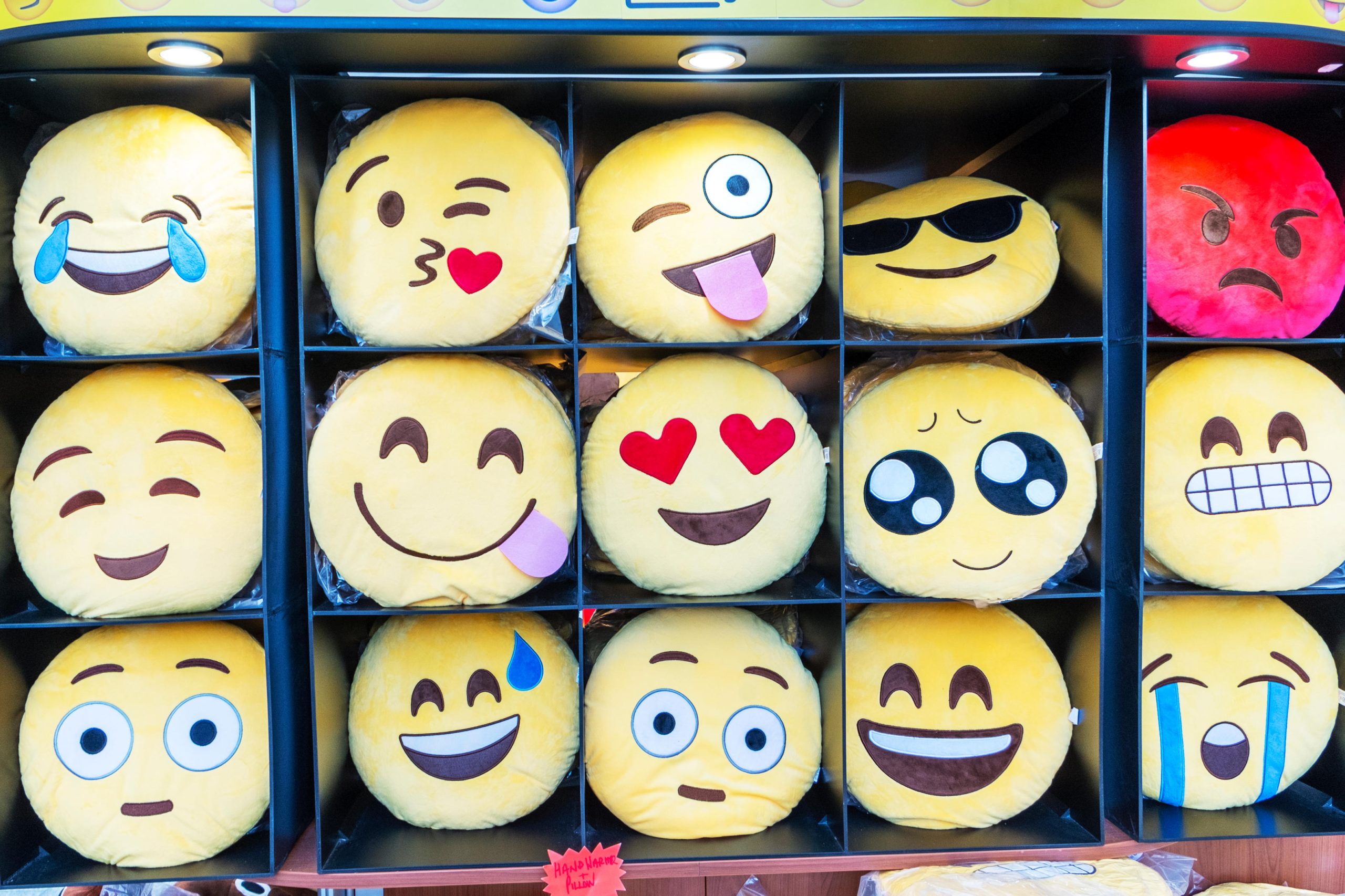 Gli uomini non piangono. Parola di social Gli uomini non piangono. Parola di social