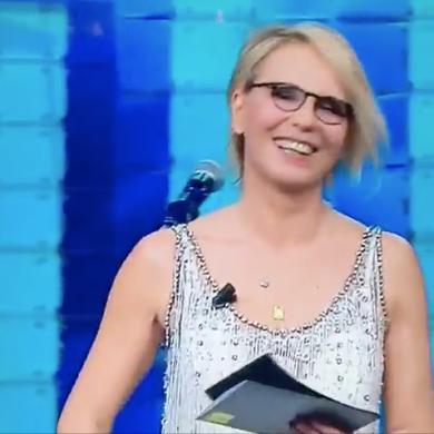 Sanremo: Maria De Filippi inciampa e rischia la caduta | video