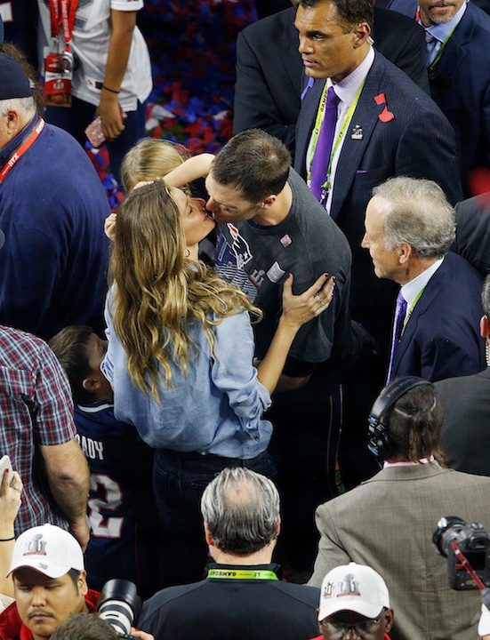 Gisele Bundchen al Super Bowl bacia Tom Brady