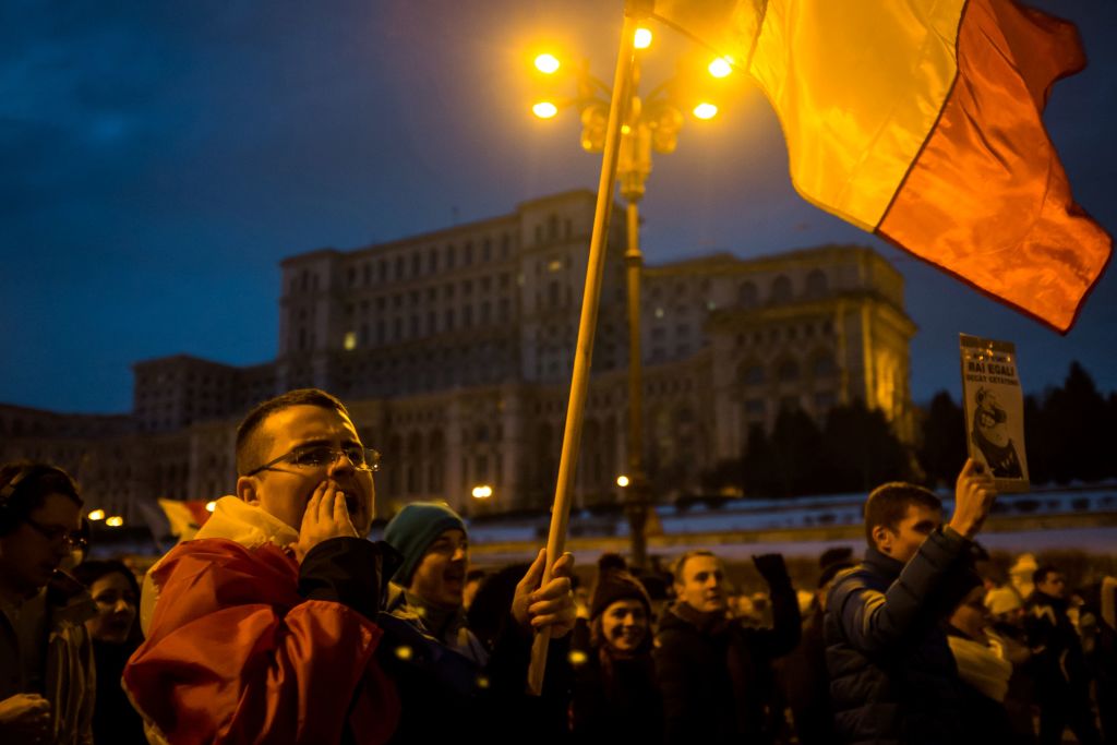 Romania: vince la piazza, via il decreto salva-corrotti Romania: vince la piazza, via il decreto salva-corrotti