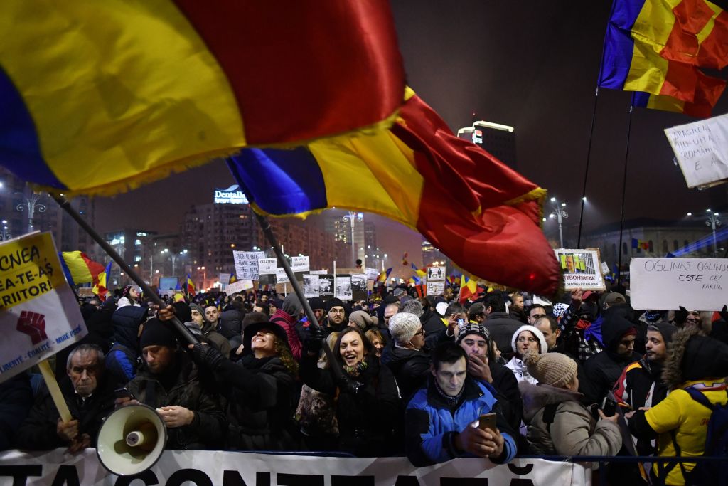 Romania: vince la piazza, via il decreto salva-corrotti Romania: vince la piazza, via il decreto salva-corrotti
