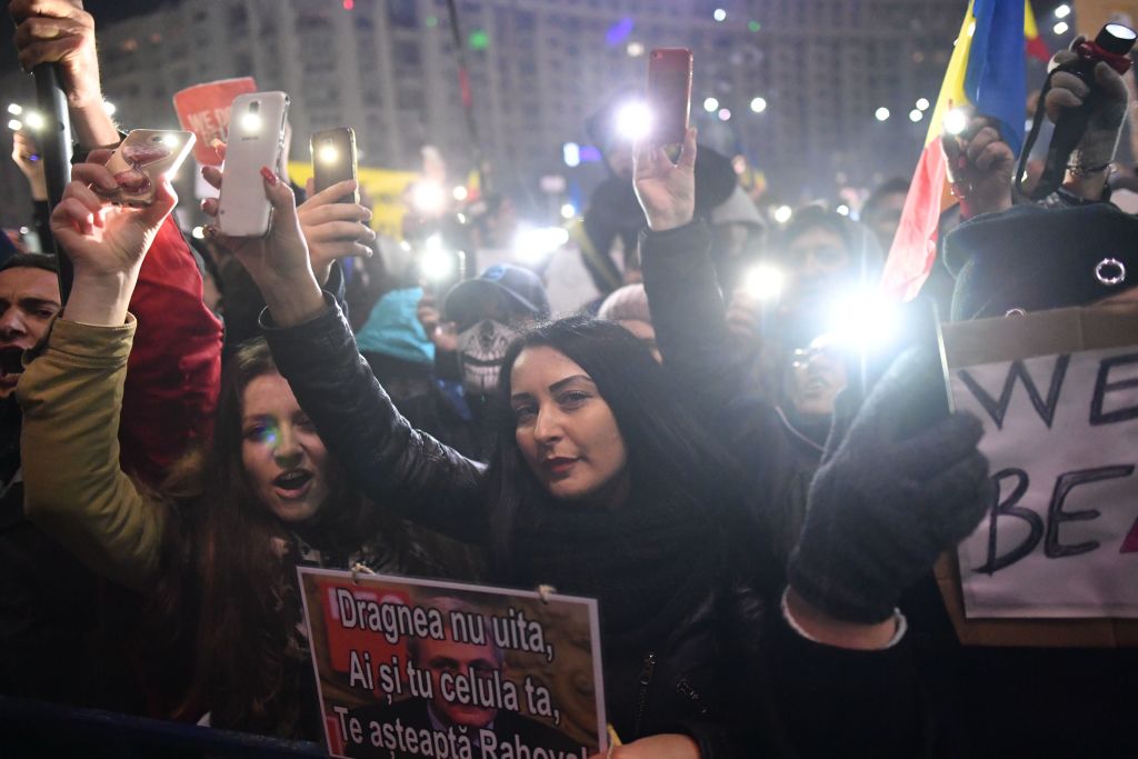 Romania: vince la piazza, via il decreto salva-corrotti Romania: vince la piazza, via il decreto salva-corrotti