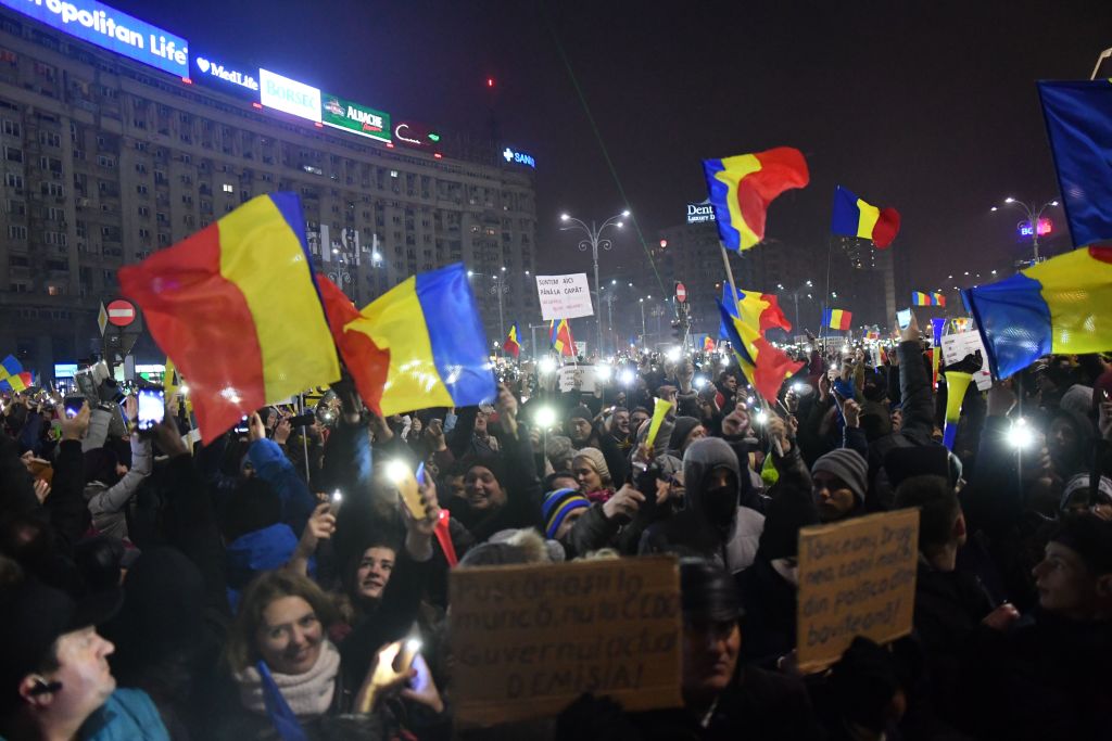 Romania: vince la piazza, via il decreto salva-corrotti Romania: vince la piazza, via il decreto salva-corrotti