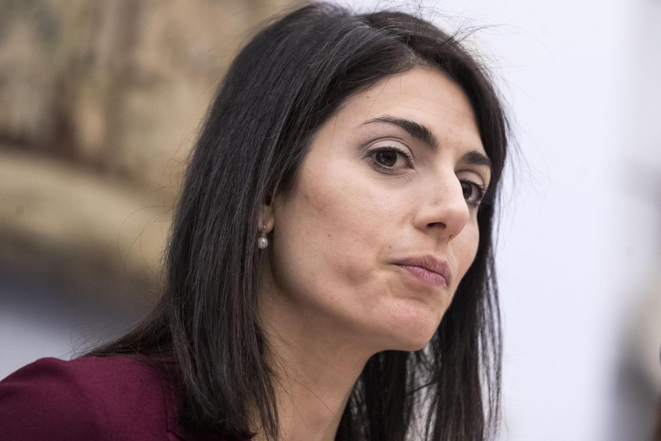 Raggi, “Vado avanti”, nessuna rilevanza penale delle polizze