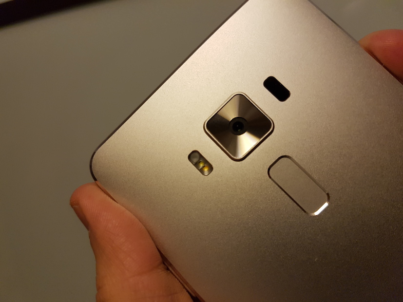 Asus Zenfone 3 Deluxe: 5.7 pollici di pura ZenUI (nel bene e nel male)