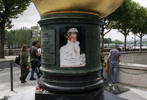 Una statua per Lady Diana: sì della Regina Una statua per Lady Diana: sì della Regina