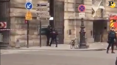 Il video dell’attacco al Louvre di Parigi