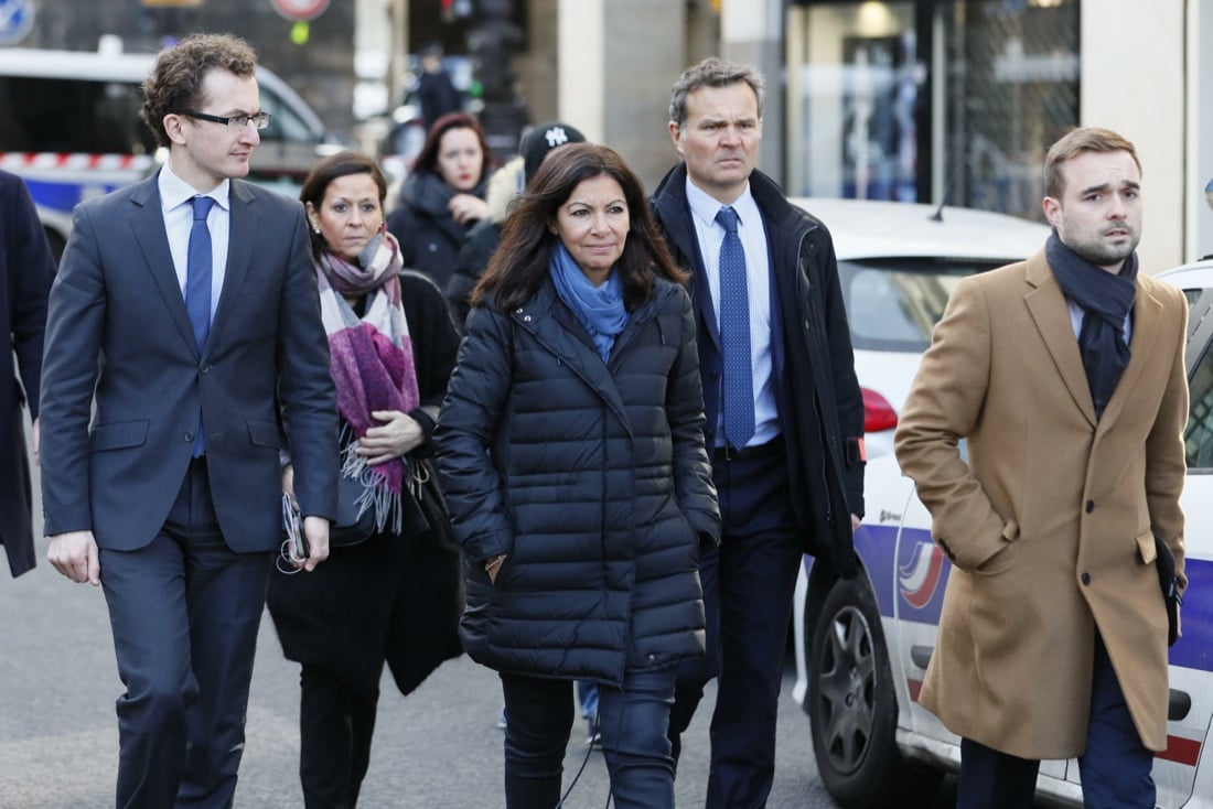 Parigi, l’uomo all’attacco del Louvre – video