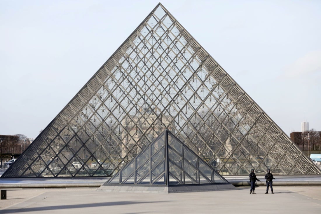 Parigi, l’uomo all’attacco del Louvre – video