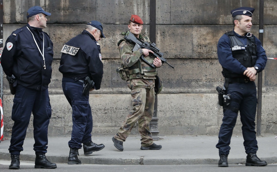 Parigi, l’uomo all’attacco del Louvre – video