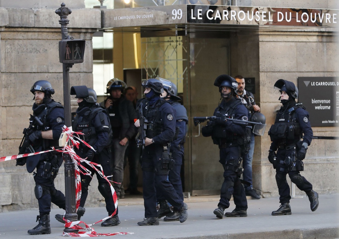 Parigi, l’uomo all’attacco del Louvre – video
