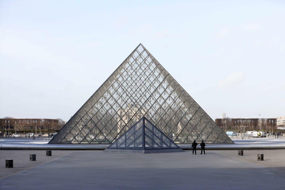 Parigi, l’uomo all’attacco del Louvre – video