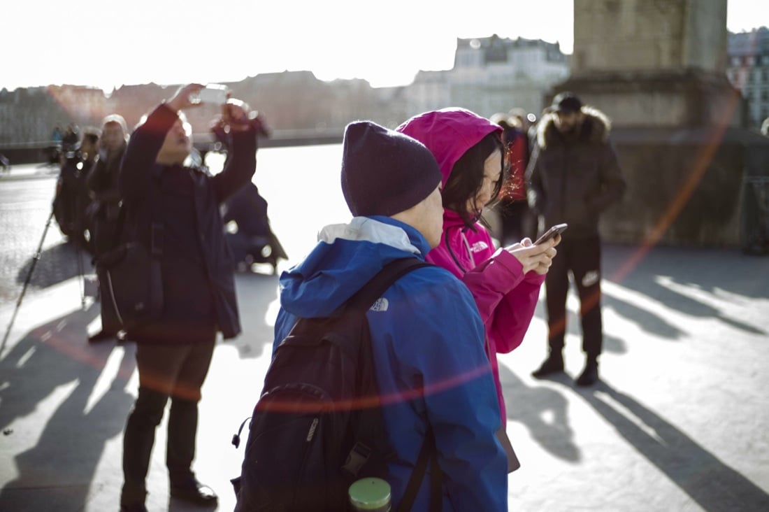 Parigi, l’uomo all’attacco del Louvre – video