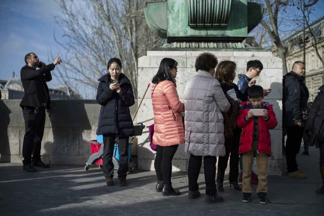 Parigi, l’uomo all’attacco del Louvre – video