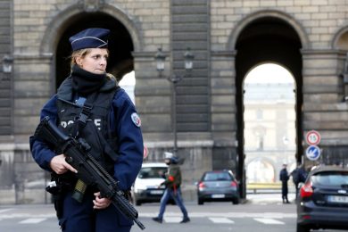 Parigi, l’uomo all’attacco del Louvre – video