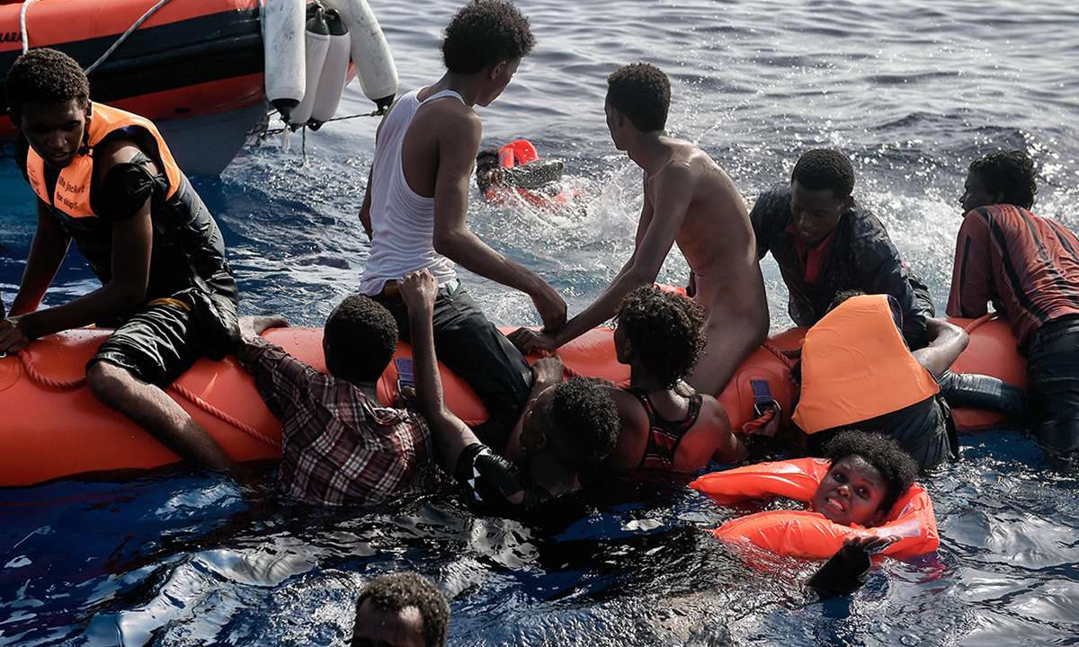 Migranti: così l’Unione europea vuole chiudere la rotta libica