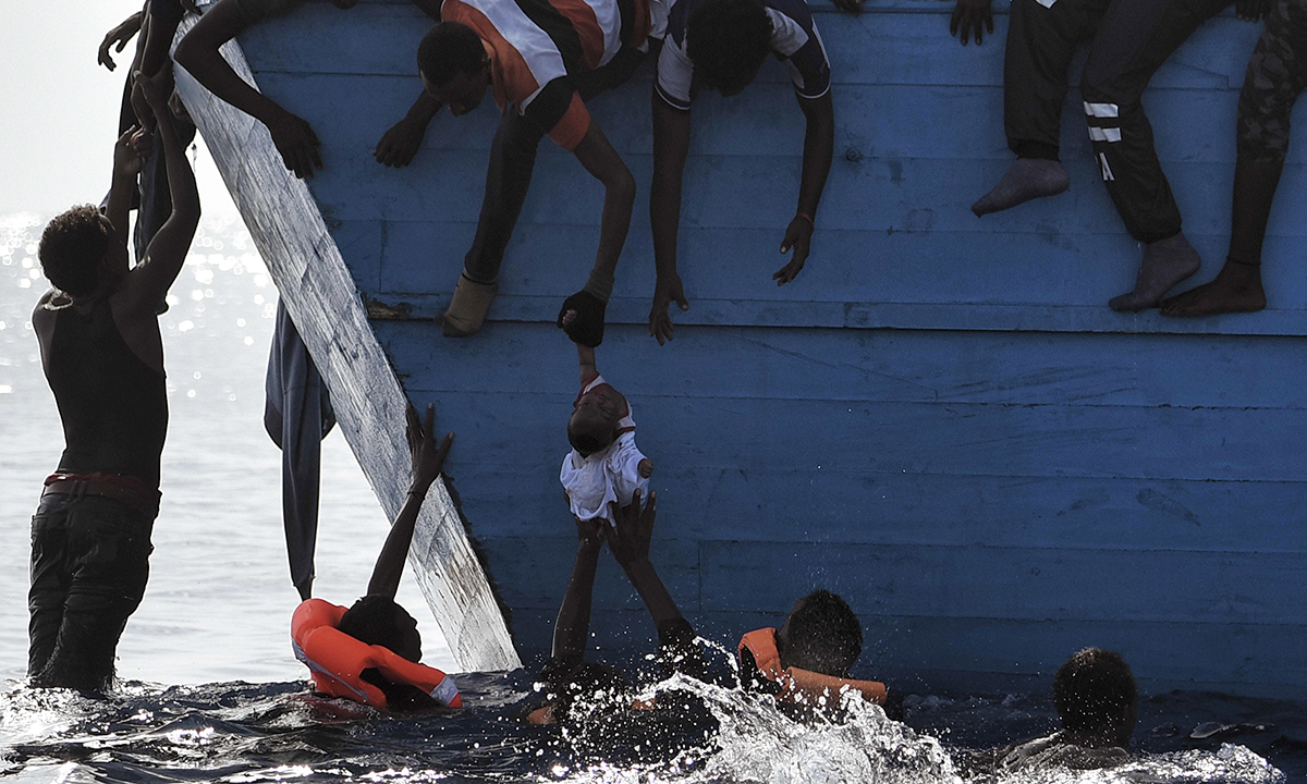 Migranti: così l’Unione europea vuole chiudere la rotta libica