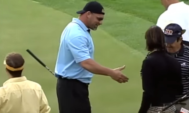 Mai stuzzicare un wrestler che gioca a golf