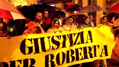 Fabio Di Lello e la fiaccolata per Roberta Smargiassi a Vasto | video