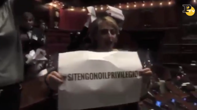 Caos alla Camera sul vitalizio: la protesta dei 5 stelle