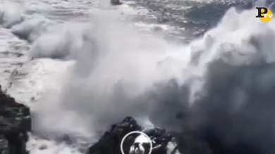 Tenerife: onda travolge ed uccide due persone | video