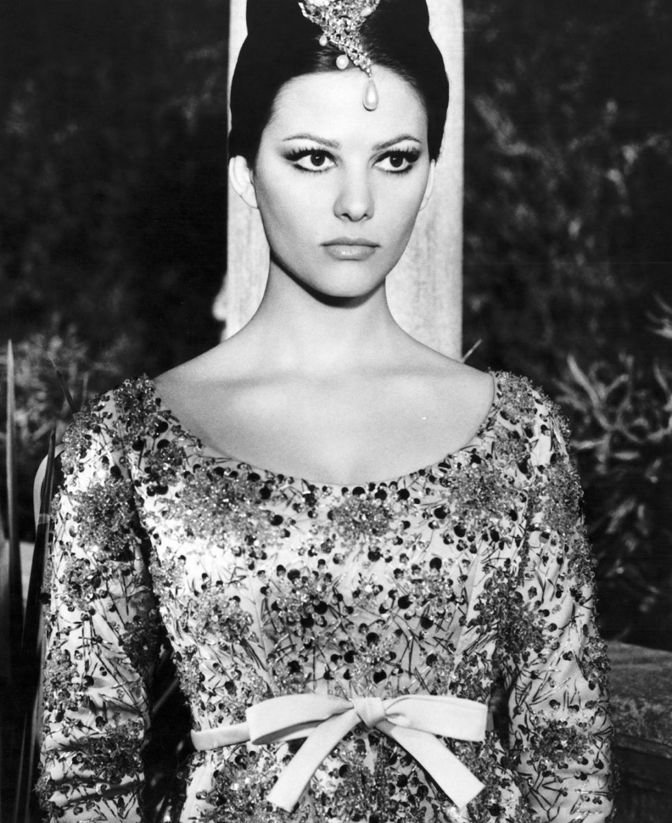 Claudia Cardinale ritoccata dal Festival di Cannes. Ecco la sua bellezza autentica – Foto Claudia Cardinale ritoccata dal Festival di Cannes. Ecco la sua bellezza autentica – Foto
