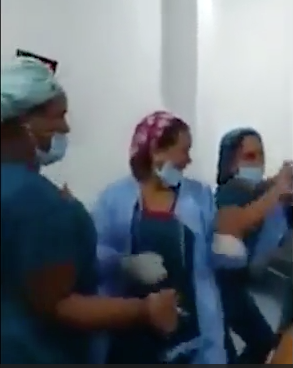 Infermiere ballano in sala operatoria. Licenziate