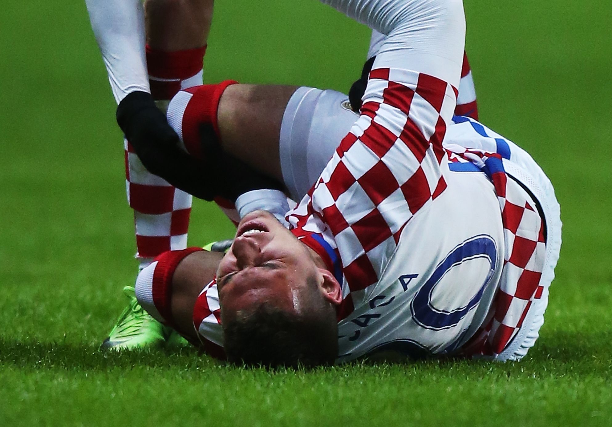 Pjaca, rottura del legamento del ginocchio. La Juve lo perde per 6 mesi Pjaca, rottura del legamento del ginocchio. La Juve lo perde per 6 mesi