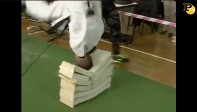 Campione di Taekwondo rompe 111 mattoni con la testa | video
