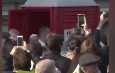 Papa Francesco in un bagno chimico di Milano: il video è virale