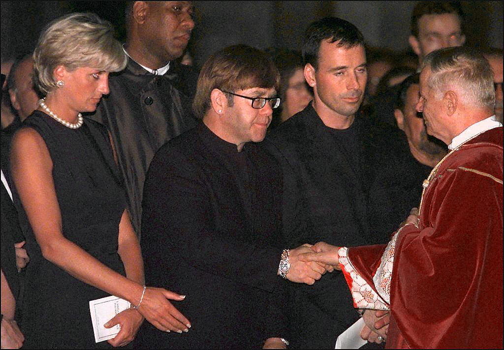 Elton John compie 70 anni: la sua storia in 10 immagini cult Elton John compie 70 anni: la sua storia in 10 immagini cult