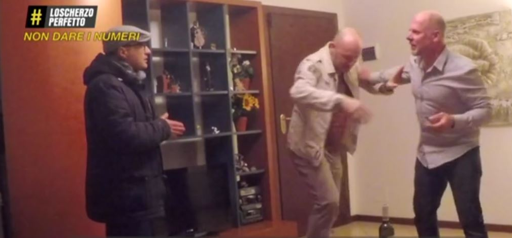 Vittima estrae coltello; paura a “Lo Scherzo Perfetto” Vittima estrae coltello; paura a “Lo Scherzo Perfetto”