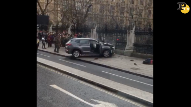 Londra, attacco a Westminster: auto del terrorista contro il Parlamento | video