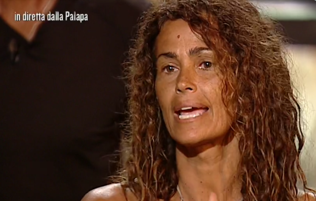 Isola dei Famosi 12, Samantha De Grenet colpita da un malore Isola dei Famosi 12, Samantha De Grenet colpita da un malore