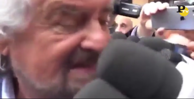 Beppe Grillo a Genova risponde alle critiche sul caso Cassimatis | VIDEO
