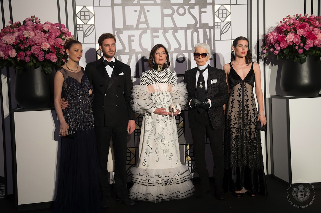 Beatrice e Charlotte Casiraghi regine al ballo delle rose