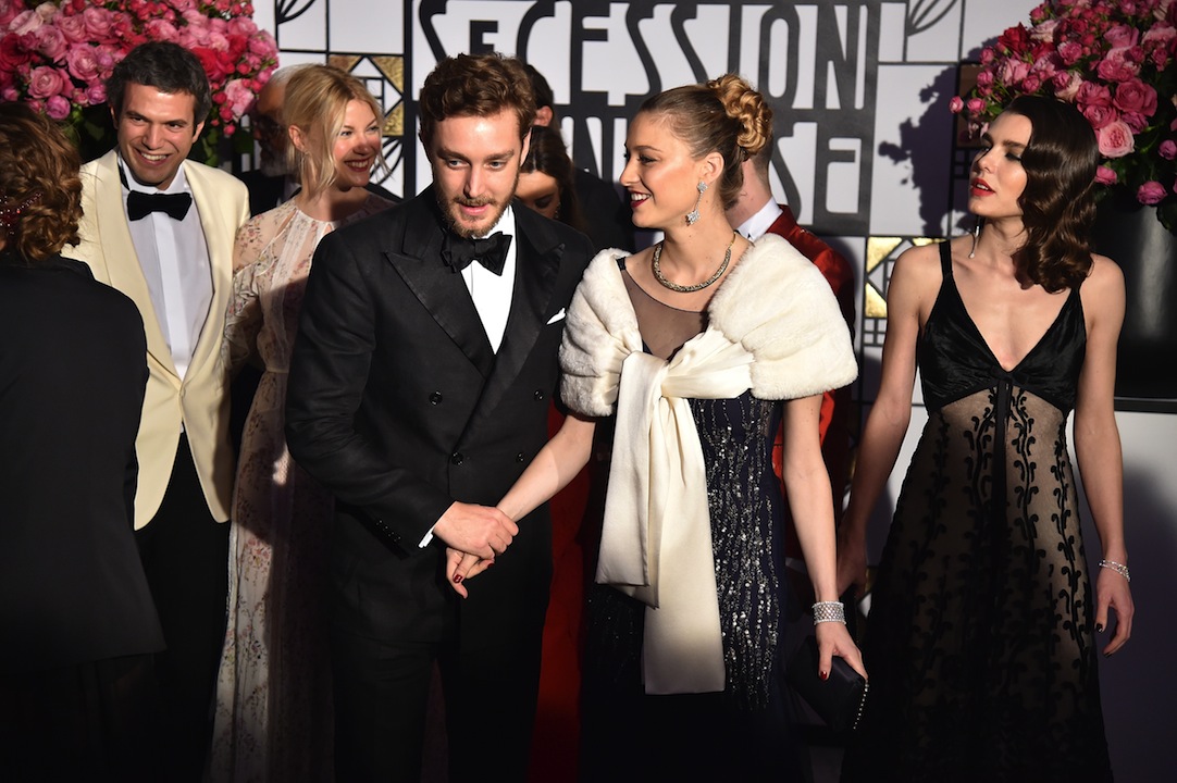 Beatrice e Charlotte Casiraghi regine al ballo delle rose
