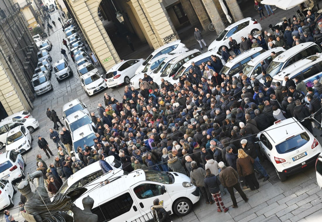 Sciopero Tir, aerei e taxi: per i trasporti, giorni neri in vista Sciopero Tir, aerei e taxi: per i trasporti, giorni neri in vista