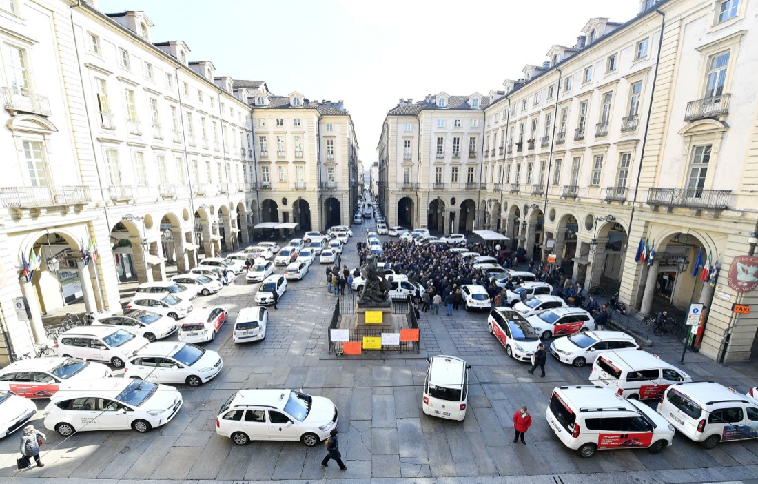 Sciopero Tir, aerei e taxi: per i trasporti, giorni neri in vista Sciopero Tir, aerei e taxi: per i trasporti, giorni neri in vista