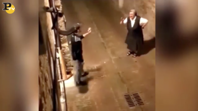 Suora e ragazzo litigano per la musica di notte | video