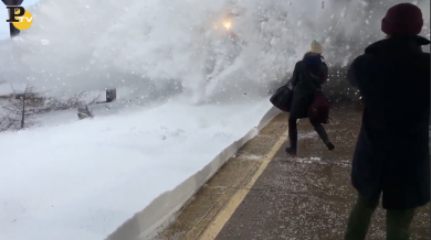 Usa: il treno entra in stazione ed alza una nuvola di neve | video
